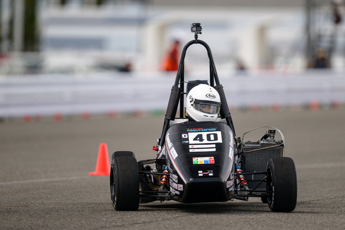 HitFormula's tweet photo. OBが地元広島から駆けつけてくださり、非常にかっこ良い写真を撮っていただきました！
ありがとうございました！

#学生フォーミュラ #FSAE 
#広島工業大学 https://t.co/lyU63KvLXG