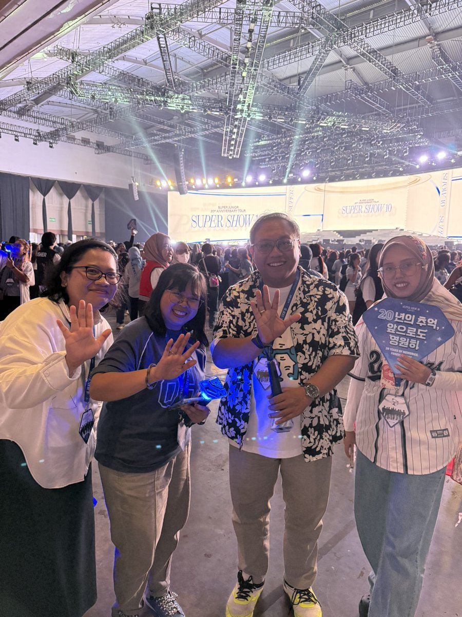wardhanahmad's tweet photo. Terima kasih atas kehangatannya hari ini ya ELF: ada yg foto, ada yg menyapa, ada yg mention tapi gak sempat bertegur sapa. Semuanya membahagiakan!!

Semoga kita semua & member SUJU senantiasa sehat selalu!!

Ini yg tahu cuma Mbak @AntiWayzz. Yang lain silakan reply yak nanti saya follow back kalau belum 🤣🤣🤣

#SUPERJUNIOR #SUPERSHOW10INJAKARTA
#SUPERJUNIOR25
@SJofficial