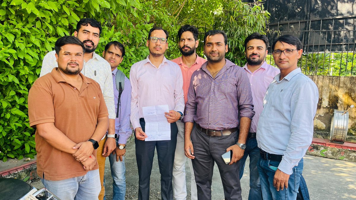 Dinesh24012838's tweet image. आज अलवर में कंप्यूटर अनुदेशक साथी सुमित शर्मा जी के नेतृत्व में माननीय शिक्षामंत्री महोदय @madandilawar जी को कंप्यूटर अनुदेशकों का पदनाम परिवर्तन,कैडर विस्तार तथा वेतन विसंगति अतिशीघ्र दूर करवाने हेतु ज्ञापन दिया गया

@BhajanlalBjp @rajeduofficial @RajCMO @KumariDiya @1K_Nazar