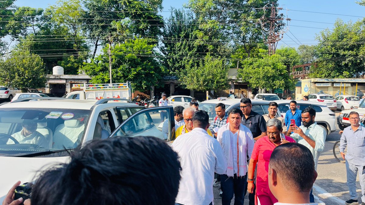 आज अलवर में कंप्यूटर अनुदेशक साथी सुमित शर्मा जी के नेतृत्व में माननीय शिक्षामंत्री महोदय <a href="/madandilawar/">Madan Dilawar</a> जी को कंप्यूटर अनुदेशकों का पदनाम परिवर्तन,कैडर विस्तार तथा वेतन विसंगति अतिशीघ्र दूर करवाने हेतु ज्ञापन दिया गया

<a href="/BhajanlalBjp/">Bhajanlal Sharma</a> <a href="/rajeduofficial/">Dept of Education, Rajasthan</a> <a href="/RajCMO/">CMO Rajasthan</a> <a href="/KumariDiya/">Diya Kumari</a> <a href="/1K_Nazar/">एक नजर</a>