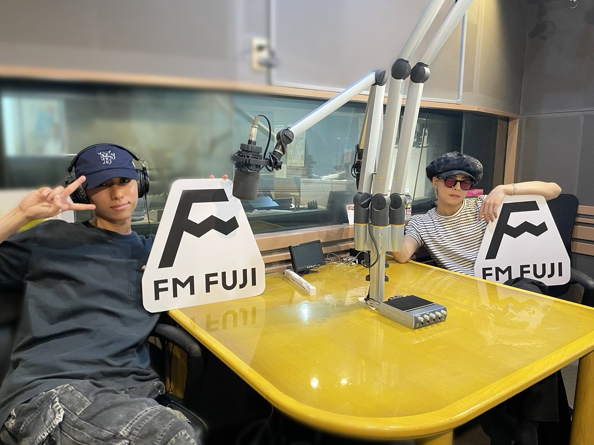 このあと 23:00〜
FM FUJI
「#OWV #佐野文哉 Saturday Summit」
の放送がございます🦕💨

ゲストに OWV (<a href="/owv_official/">OWV</a> ) から
#浦野秀太 さん(<a href="/shuta_urano/">浦野秀太</a> )を
お迎えいたします💛

是非チェックしてください🎧
🔗 radiko.jp/r_seasons/1002…

<a href="/jocvfm/">FM FUJI公式 #fmfuji</a>  #サノサミ
#OWV_BLACKCROWN
#OWV_VERSUS