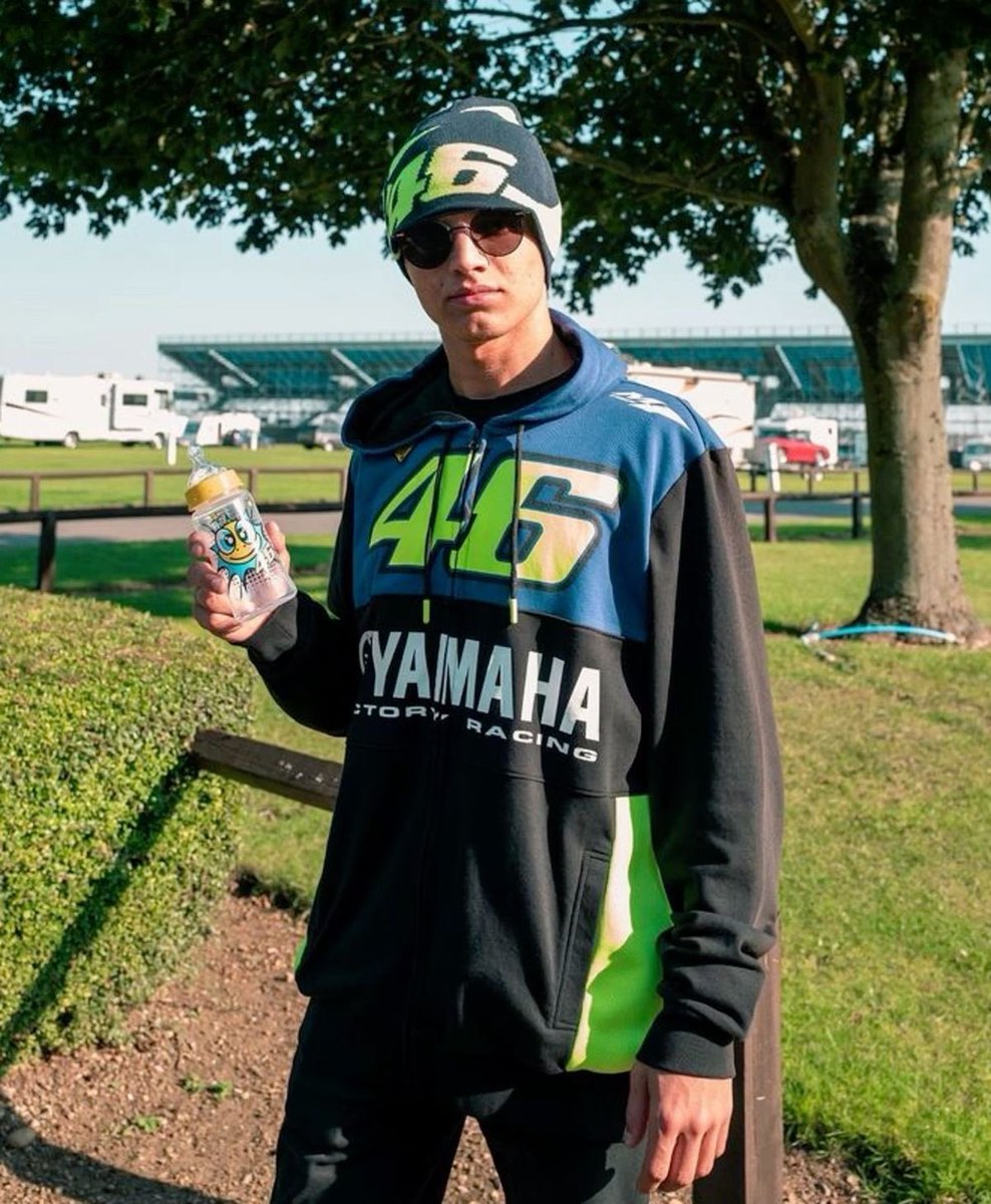 people mad that THIS MAN went to watch the motogp is killing me