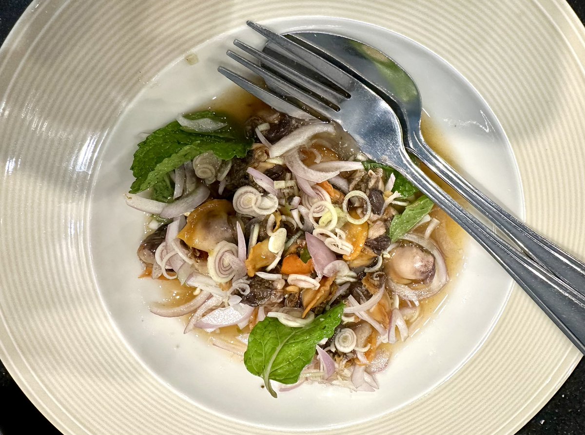 JalanPudu's tweet photo. 🇹🇭#バンコク🍽️#แหลมเจริญซีฟู้ด(LAEM CHAROEN SEAFOOD)
シーフード屋と銘打ってるので🐟を注文すべきなのは百も承知だが、夜は軽く済ませたいのに🐟1匹丸ごとの調理が多く🐟は断念し、
❶#โต้วเหมี่ยวผัดน้ำมันหอย(#豆苗🍳)→茎が固すぎ。
❷#ยำหอยแครง(赤🐚和え)→これで235฿とは酷い。 https://t.co/vVtjdBTQhR