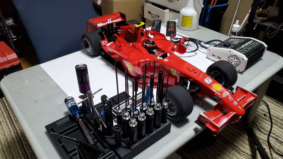 challenge85's tweet photo. 我がラジコン部屋で、F1やツーリングカーに囲まれて最高‼️
これで1/8レーシングあったらな～
#ラジコン
#RC
#F1
#ツーリングカー
#TG10MK2FZ
#TT02TYPESRX
#F2007
#F2004
#エンジンカー https://t.co/PAbGURaayi