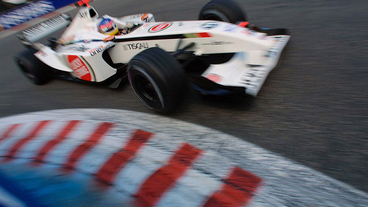 zdravkost's tweet image. #SpaSaturday 🇧🇪
Jacques Villeneuve 🇨🇦 in his BAR 004 - Honda RA002E #V10 at La Source hairpin. #F1 2002 Belgian GP