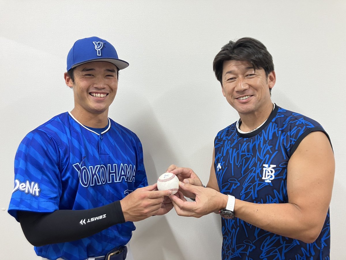 プロ初安打をマークした #加藤響 選手⚾ 記念ボールを #三浦大輔 監督 