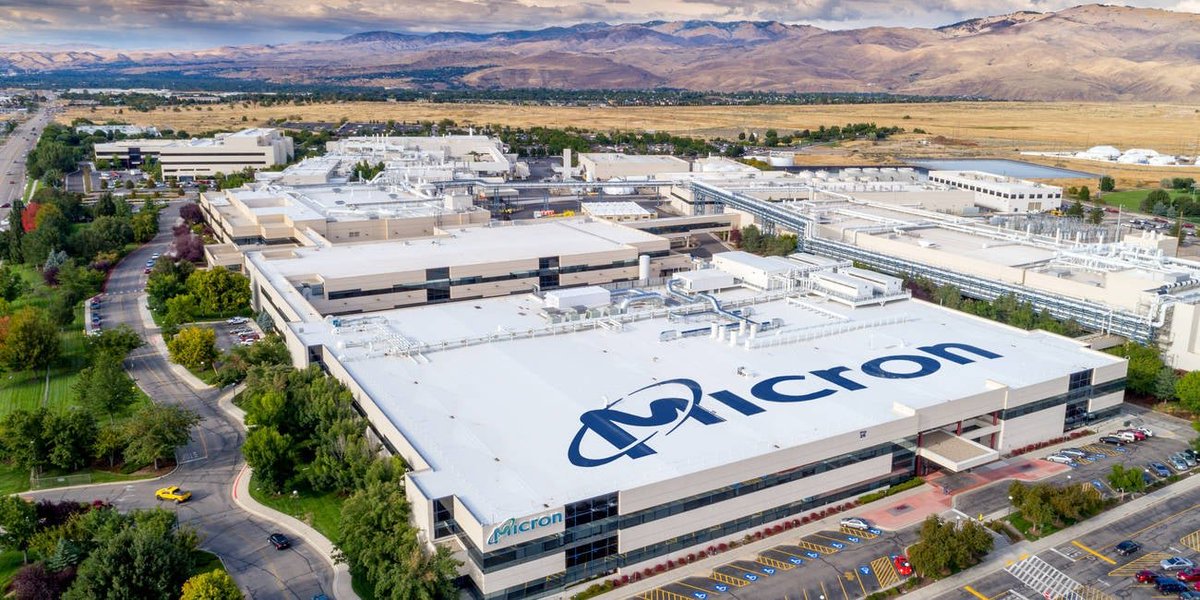 WallStDiaries's tweet photo. $MU
Japonya, küresel çip savaşlarında stratejik konumunu güçlendirmek için Micron’a büyük bir destek paketi sunmaya hazırlanıyor!

Japonya – Micron Teşvik Paketi (Madde Madde)

Japon hükümeti, Micron’a yaklaşık 3.6 milyar dolarlık (500 milyar yen) teşvik vermeye hazırlanıyor.

Teşvik, Micron’un Hiroshima’daki tesisinde yeni nesil DRAM üretimi için kullanılacak.

Üretimde EUV (Extreme Ultraviolet) litografi teknolojisi kullanılacak; bu teknoloji Japonya’da ilk kez devreye alınacak.

Micron, 2025 itibarıyla 1-gamma DRAM üretimine başlamayı hedefliyor.

Bu yatırım, Japonya’nın yarı iletken tedarik zincirinde stratejik konumunu güçlendirme planının bir parçası.

Micron, Japonya’da DRAM üreten tek yabancı firma konumunda ve yerel sektörlere (otomotiv, veri merkezi, medikal) tedarik sağlıyor.

CEO Sanjay Mehrotra, “Japonya’da EUV teknolojisini ilk kullanan biz olacağız” diyerek projeye olan bağlılıklarını vurguladı.

ABD-Japonya işbirliği, Çin’e karşı teknolojik bağımsızlık stratejisinin bir parçası olarak görülüyor.