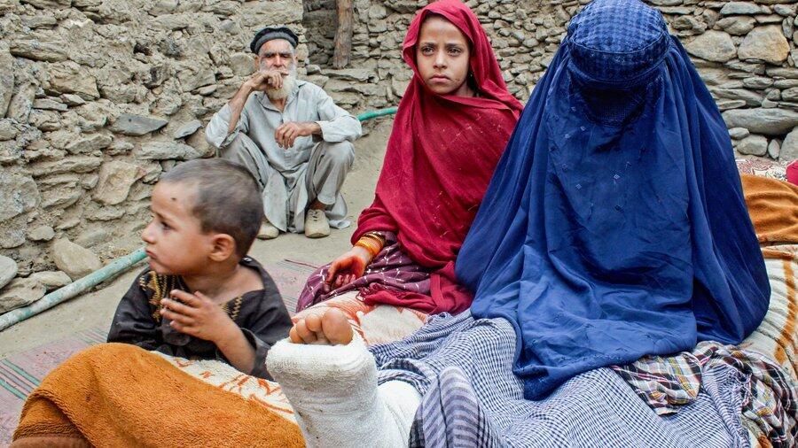 Afghanistan: «L'interdiction des contacts entre femmes et hommes sans lien de parenté a fait que de nombreuses blessures de femmes sont restées sans traitement et que certaines sont restées coincées sous les décombres après le tremblement de terre» limportant.fr/infos-monde/3/…
