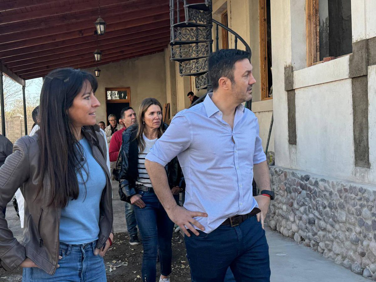 En mi recorrida por Rivadavia tuve el gusto de conocer a José Valenti, un apasionado guardián de nuestra historia que desde hace décadas dedica su vida a preservar piezas que son tesoros de la identidad nacional. Su entrega nos recuerda que la memoria de un país no se archiva: se