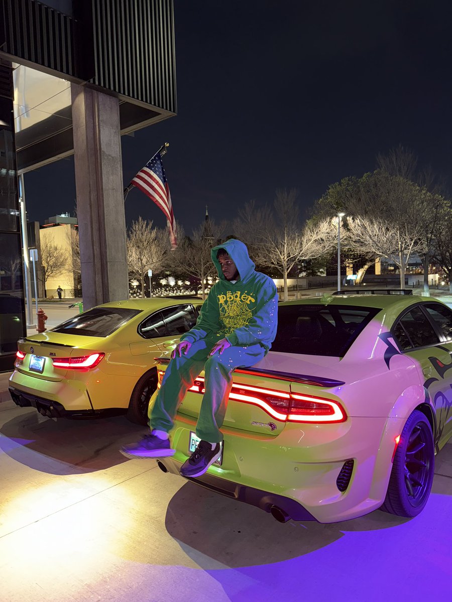 Fidelanya's tweet photo. when I was 19, I stopped doin' 9-5s, I swear, now I'm only 25, pimpin' out rides like I'm Xzibit, yeah #MoreLife🌺 #25🎈 https://t.co/cyJITotvPw