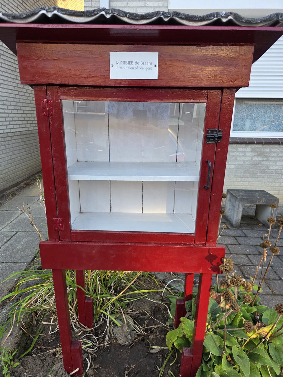 Nieuwe laag verf aan de buitenkant en binnenkant. Nieuw plexiglas raampje. En hopelijk kan de minibieb weer een paar jaar mee. Inmiddels weer gevuld en alweer gevonden door buurtbewoners.