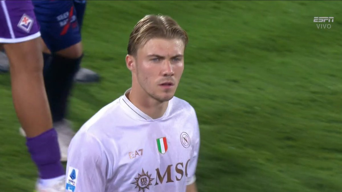 TouchlineX's tweet image. 📸 - Hojlund and his aura ahead of the game vs. Fiorentina.