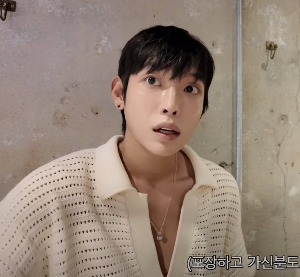 jun_ze_'s tweet photo. ㅈㅅ한데 불ㄱr리 목걸이 왜 님이 하고 계세요? https://t.co/glvE35vBYK
