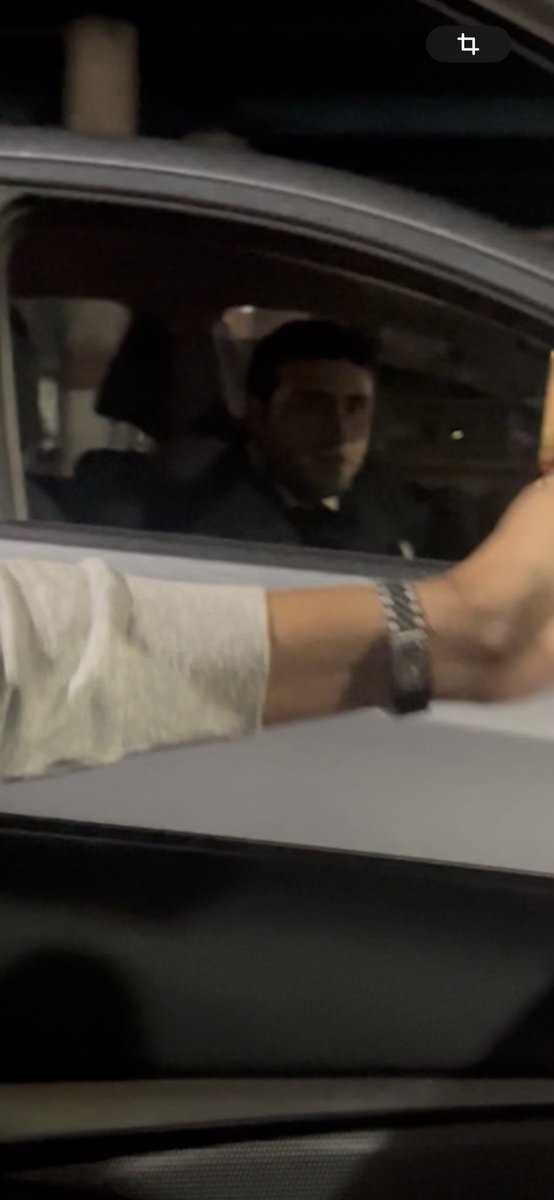 veldabrenda's tweet photo. El día de ayer este sujeto nos voló el espejo al no medir bien su espacio y el muy cobarde se dio a la fuga. Ojalá las redes lo ubiquen y le hagan saber que así como dijo: “que me vas a hacer si vienes con tu familia…” sepa que justamente es lo que no se debe hacer. https://t.co/r8yTlw8ZiO