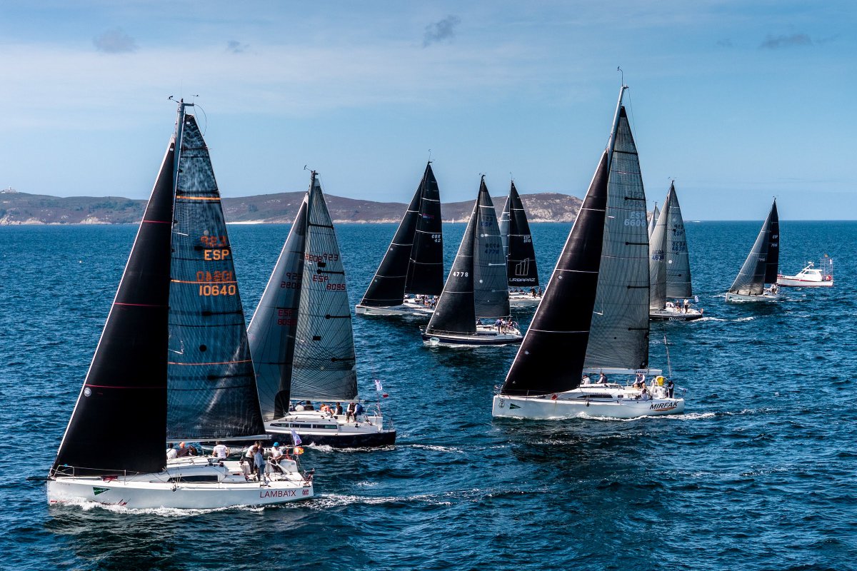 ⛵️El rey Juan Carlos vuelve a competir con el Bribón. 

🚫Se vio perjudicado por una salida prematura en la segunda manga que complica sus opciones.

✌️Joy quien se llevó la victoria.

🔝Más de 180 barcos han competido en condiciones perfectas de viento.

#RegataReyJuanCarlos