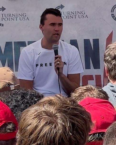 Komu opłacała się akurat publiczne zabójstwo charliego kirka? Na korzyść wyszła jedynie prawica, która się jednoczy i zyskuje poparcie. Gdyby miało się to opłacać lewicy, skorzystaliby z środków mniej widowiskowych.