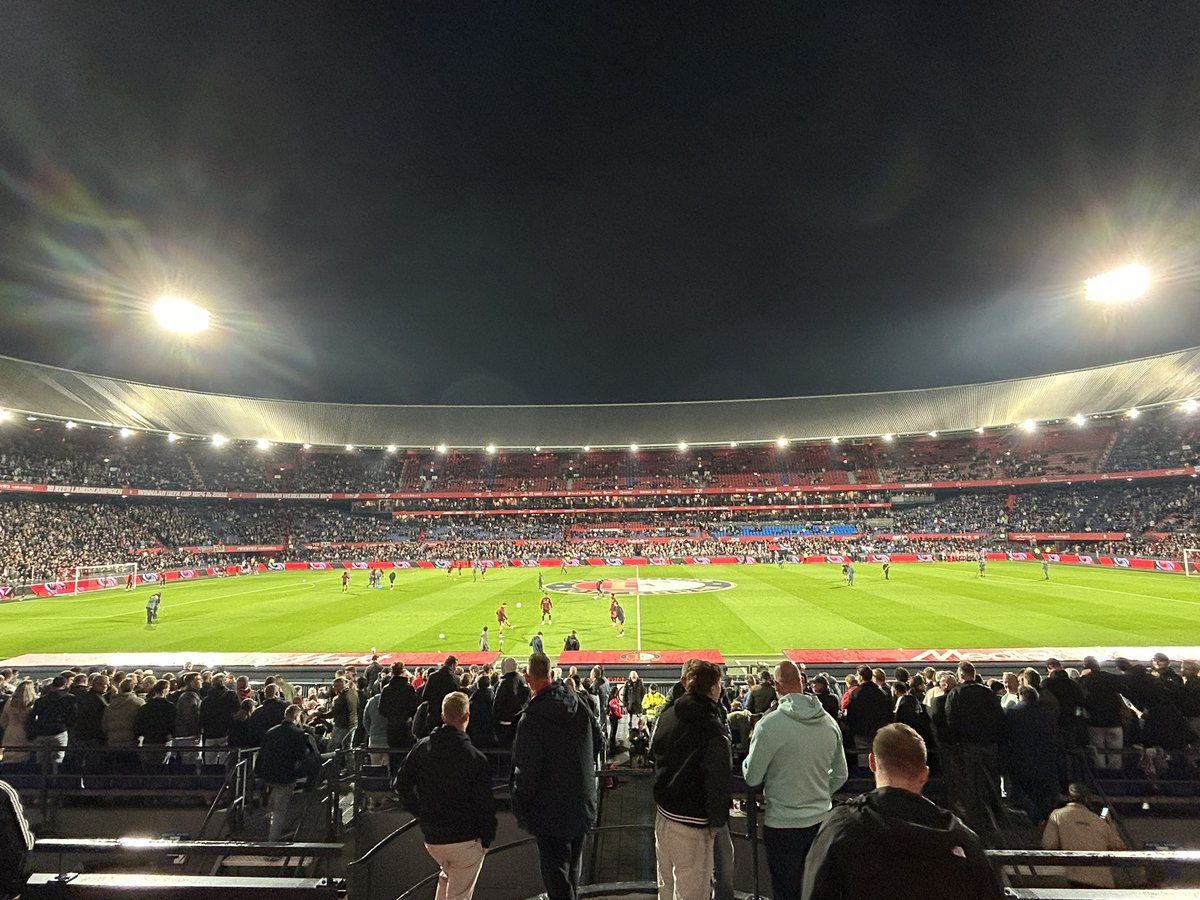 Vanaf een prachtig opgeknapt Olympiaterras kijken hoe we het vanavond gaan doen als koploper. Kom op, Faaienooooooort ❤️💪🏻 #FEYhee