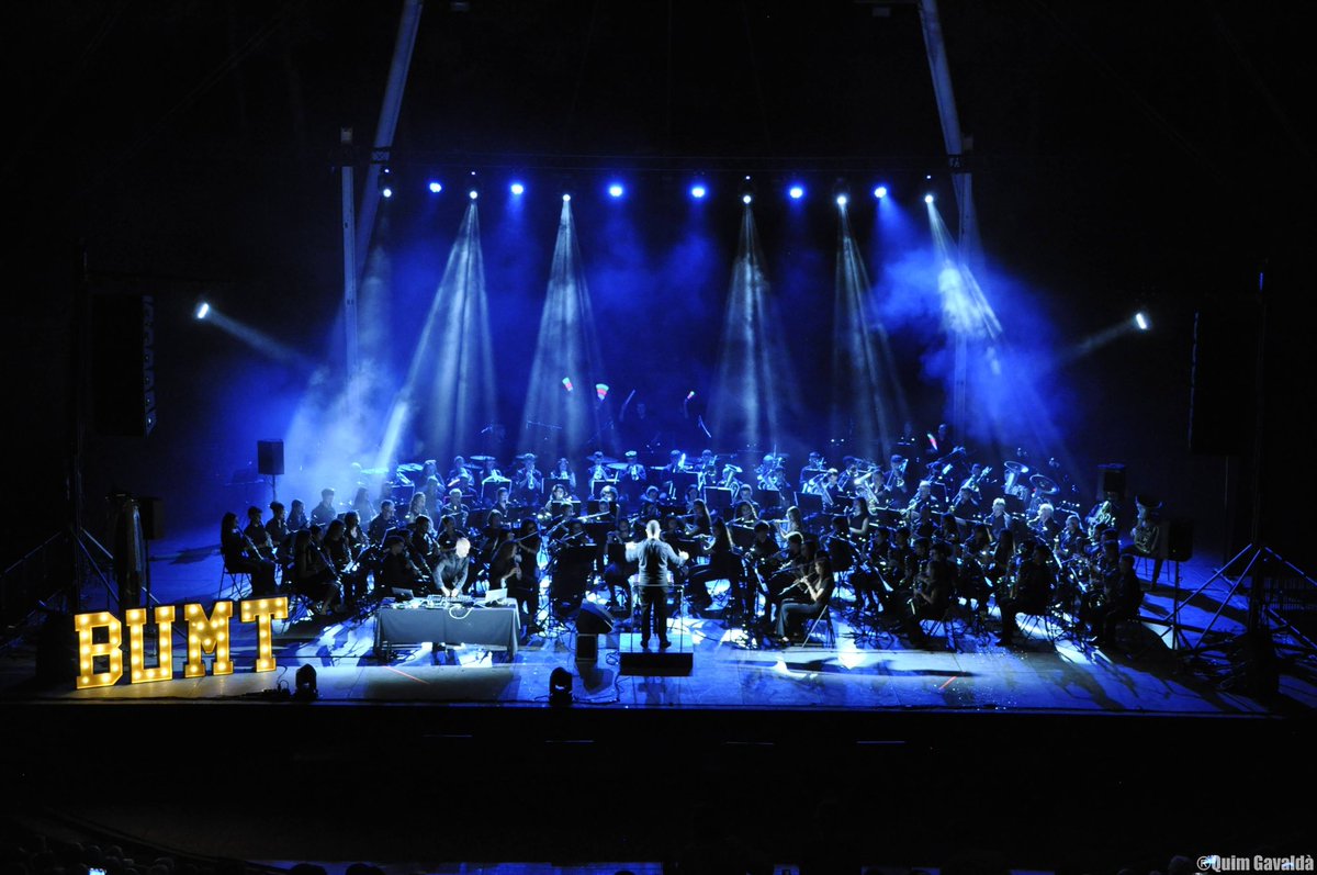 Bumtarragona's tweet photo. Ahir vam estrenar #SantaTecla25 de la millor manera possible amb el concert #ElectroBUMT! 😍

Vam viure una nit màgica al Camp de Mart que no hauria estat possible sense la presència de Pere Vicalet, Evan Dedes i Alba Martínez de Villa🥰 https://t.co/gwBuZfC7jV