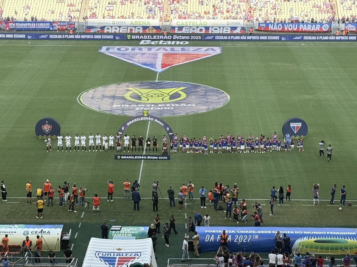 Equipes enfileiradas na Arena Castelão. Vai começar o jogo!