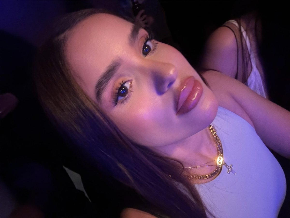 jesshjs's tweet image. con este rostro no tengo licencia para botar lágrimas