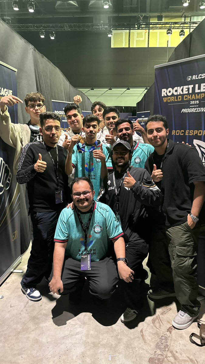rl_msh's tweet image. Worlds Champion.! 👑 

اقوى تسكيت بتاريخ الايسبورت ، الجمهور كله ضده مهب بس رابطه وحده ، ومع ذالك ماثرت عليه ابد ، تستاهل يابطل @Nwporl_  🤍🫡