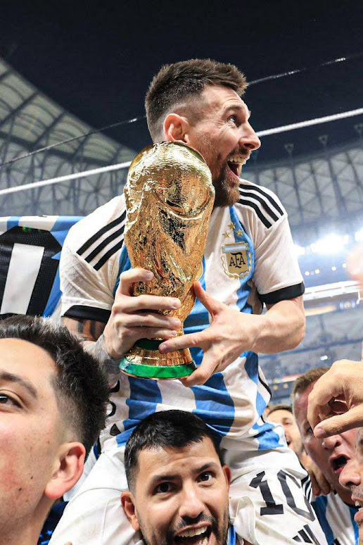 VSportsTM's tweet photo. Hoy se cumplen 1000 días de esta imagen del mejor jugador de todos los tiempos 🔟🇦🇷❤️ https://t.co/nJdT504RzO