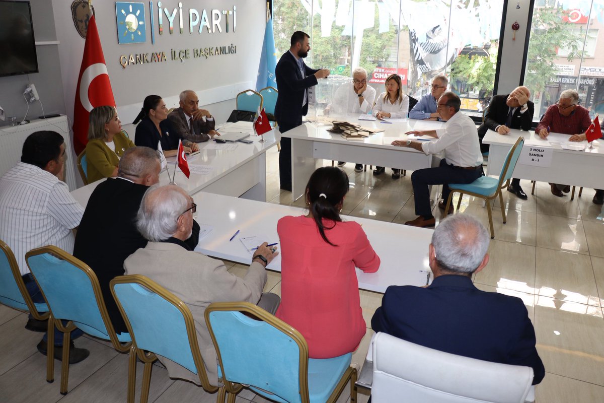 Genel Başkan Yardımcımız ve Tekirdağ Milletvekilimiz Sn. Selcan TAŞCI, Bursa Milletvekilimiz Sn. Selçuk TÜRKOĞLU ve İl Başkanımız Sn. Dr. Yener YILDIRIM ile birlikte; demokratik ve şeffaf bir şekilde yürüttüğümüz kongre sürecimiz kapsamında Çankaya İlçe Başkanlığımızı ziyaret