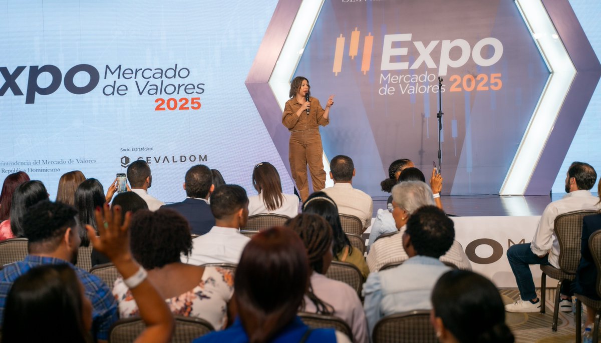 SIMVRDO's tweet image. 😂 Con mucho humor, Patricia Peña tradujo conceptos financieros complejos al lenguaje cotidiano dominicano.

Un stand-up que demostró que aprender de finanzas también puede ser divertido.

#SIMV #CEVALDOM #ExpoMercadodeValores2025 #EXPOMV2025 #EducaciónFinanciera