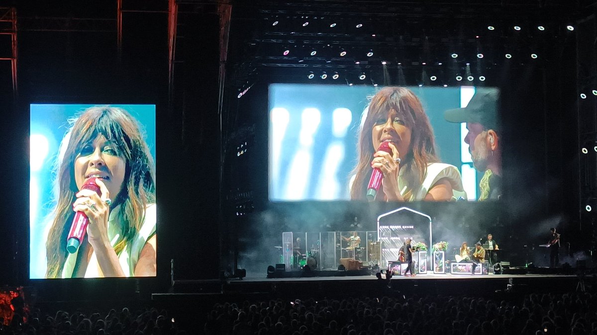 Mati8110's tweet photo. Que locura de noche vivimos ayer @vanesamartin_ Sevilla te quiere y nosotros a ti. #CasaMía se convirtió en nuestra casa. Te dejastes el alma y la piel, cantamos, vibramos, nos emocionamos y nos entregamos a ti porque no mereces menos.
Creas MAGIA cada vez que subes al escenario https://t.co/yrf8aygMqV