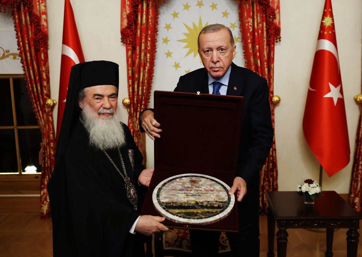 Akparti's tweet photo. Cumhurbaşkanımız Sayın Recep Tayyip Erdoğan, Kudüs Rum Ortadoks Patriği Theofilos Giannopoulos ve beraberindeki heyeti kabul etti. https://t.co/Hzr5rCFLXE