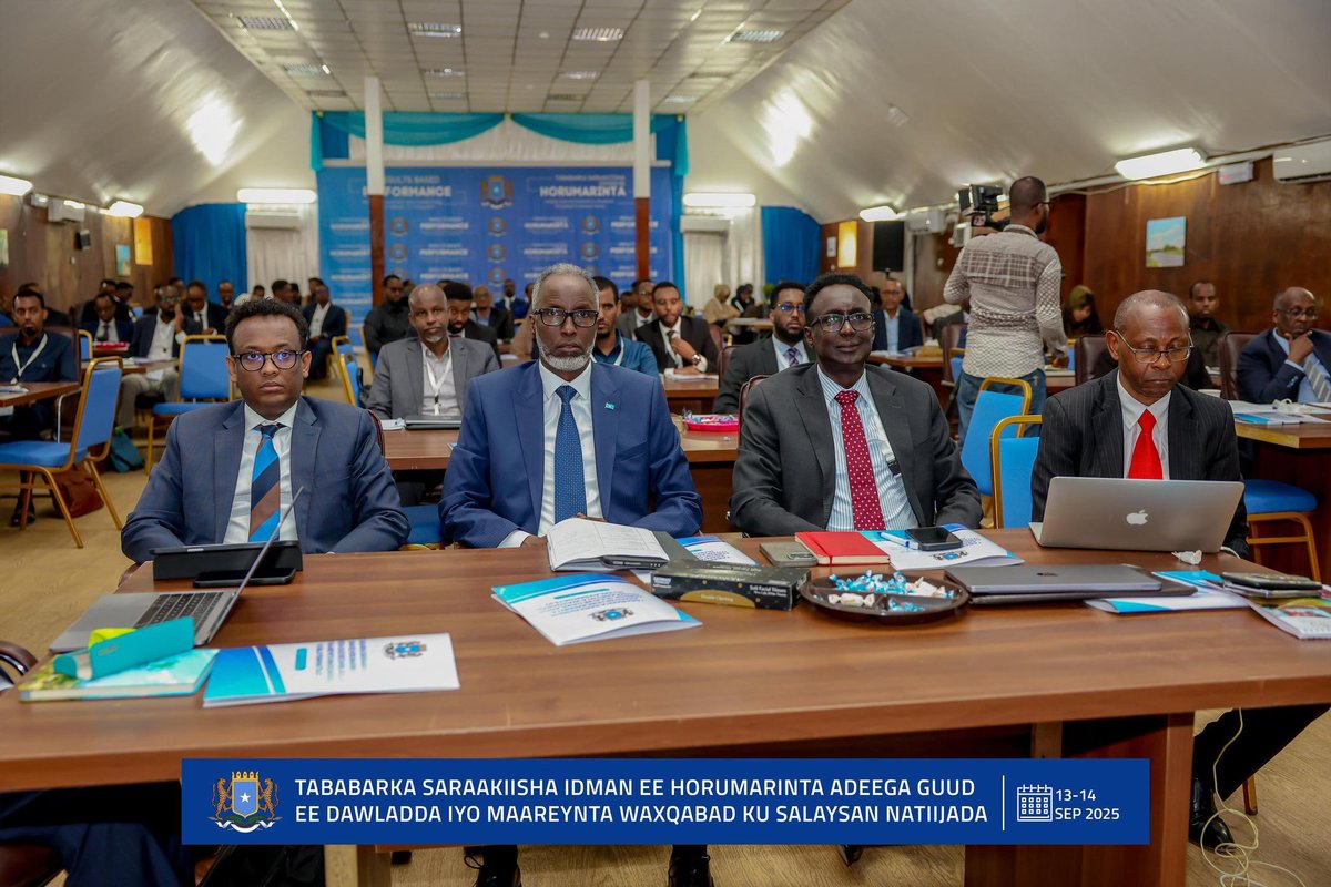Today in #Mogadishu 🇸🇴, the PM’s Office kicked off a 2-day training on improving public service &amp; accountability. The program, opened by State Minister Hirsi Jama Gaani, aims to boost leadership skills and deliver better services for the Somali people. #DanQaran #Somalia
