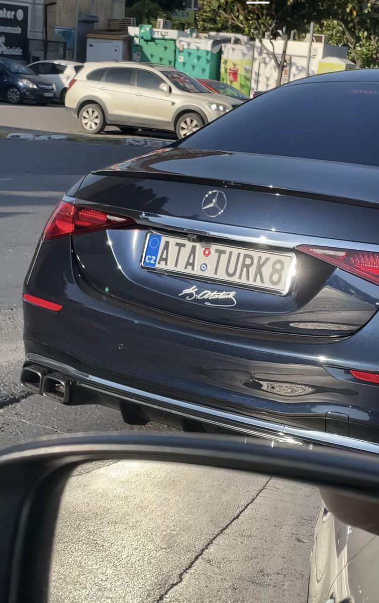 Türkiye'de görüntülenen "Atatürk" plakalı bir araç.