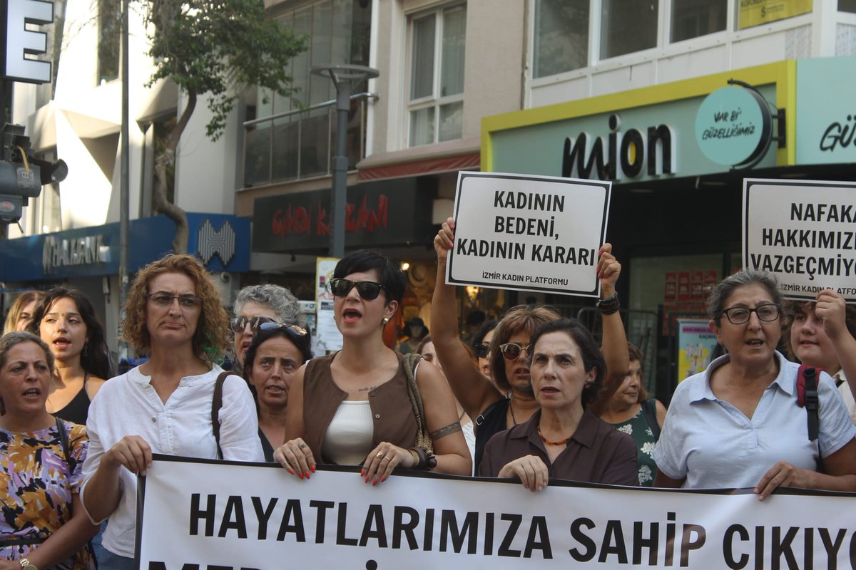 TİP'li kadınların da bileşeni olduğu İzmir Kadın Platformu, "Hayatlarımıza sahip çıkıyor, medeni haklarımızdan vazgeçmiyoruz" demek üzere  bir basın açıklaması yaptı.

Kadınların, LGBTİ+’ların, çocukların ve işçilerin haklarına saldıran saray rejimine karşı susmuyoruz! Bedenimiz,