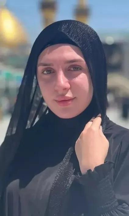 قبيليه عنزيه 
 عمري 32 سنه مطلقه عندي سكن في تبوك في حي المروج موظفه واموري الماديه زينه طولي 160 وزني 66 بيضاء جميله ماعندي شروط بدون مصروف اتمنى زوج صالح
 محترم مؤدب خلوق يخاف الله يقدر العلاقه الزوجيه