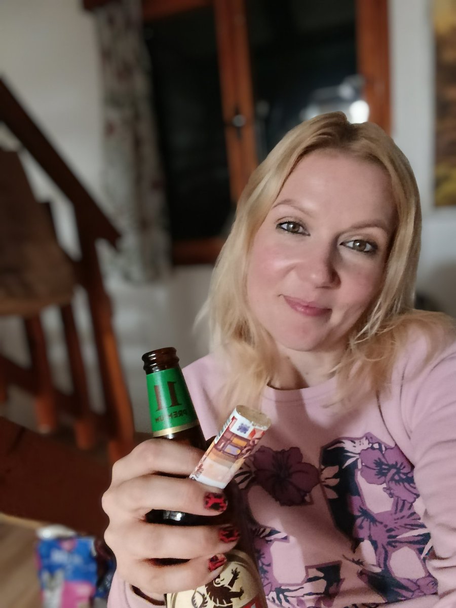 SandraNovotn2's tweet image. Moje poprvé.. poprvé jsem si otevřela pivo zapalovačem!🍺😅🤣