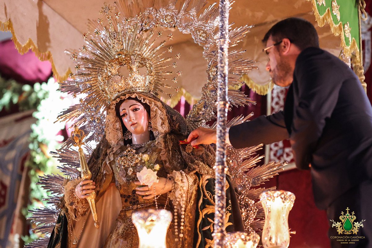 Araqueencrrs's tweet photo. El @aytodegerena le hace entrega a María Santísima de la #Sangre de la #MedallaDeLaVilla. 

@VeraCruzGe https://t.co/luOT5vuHhJ