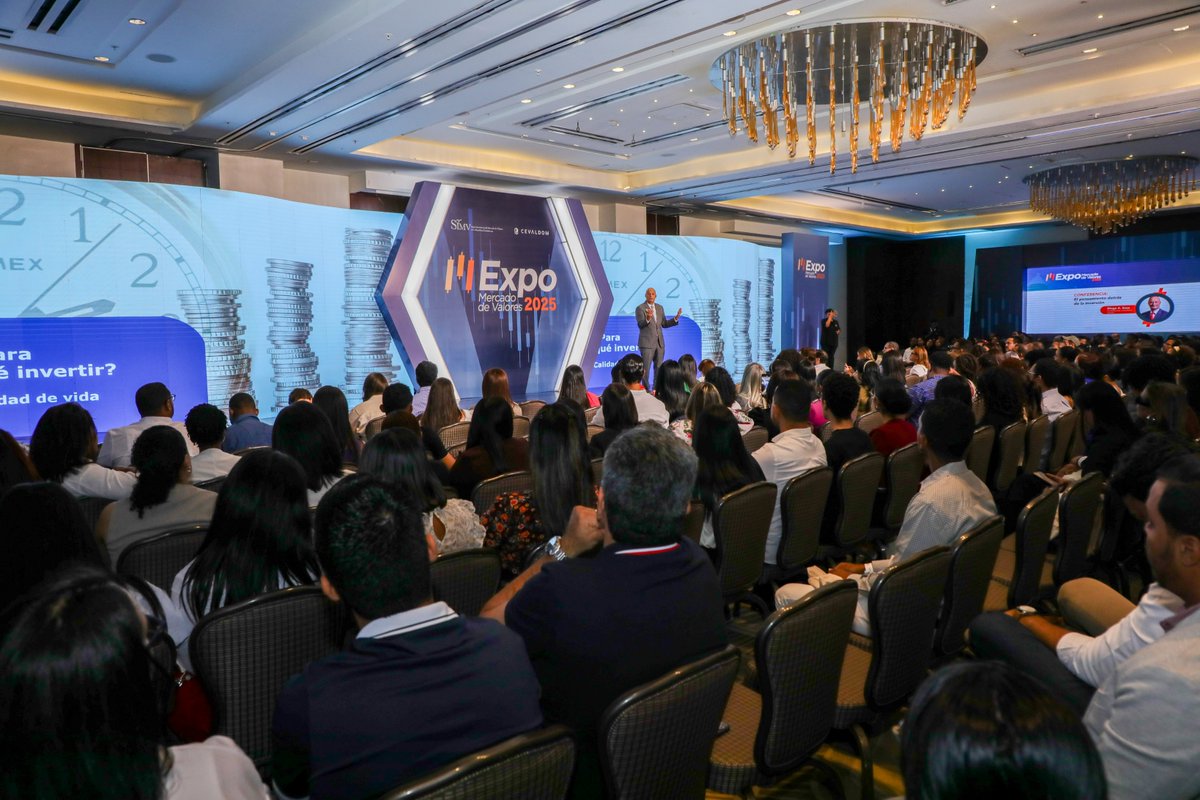 SIMVRDO's tweet image. El conferencista y escritor Diego A. Sosa inspiró a los asistentes a comprender la mentalidad que debe acompañar toda decisión de inversión.

Una mirada profunda al lado estratégico y humano de las finanzas.

#SIMV #CEVALDOM #ExpoMercadodeValores2025 #EXPOMV2025