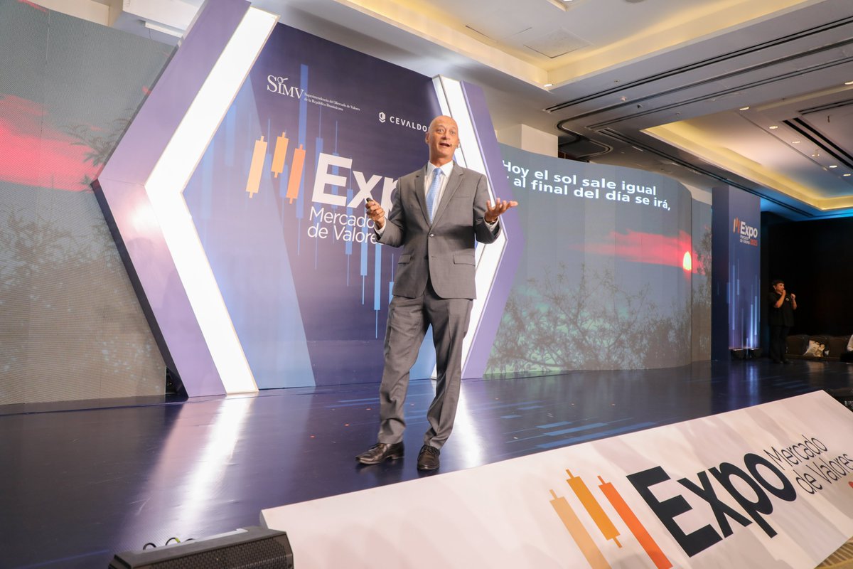 SIMVRDO's tweet image. El conferencista y escritor Diego A. Sosa inspiró a los asistentes a comprender la mentalidad que debe acompañar toda decisión de inversión.

Una mirada profunda al lado estratégico y humano de las finanzas.

#SIMV #CEVALDOM #ExpoMercadodeValores2025 #EXPOMV2025