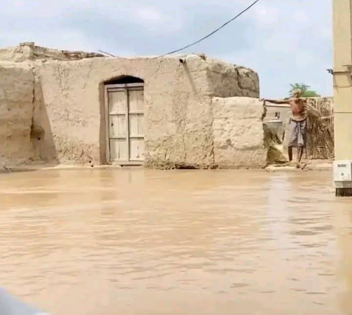 کِس جگہ پر بند باندھیں فیصلے ہوتے رہے
چیختا چنگھاڑتا پانی گھروں تک آگیا

نثار احمد