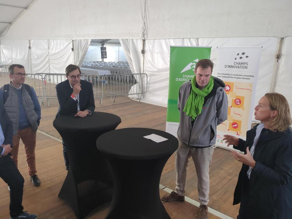 Le forum champs-innovation.fr a  présenté, depuis 8 ans, 306 solutions disponibles pour aider les agriculteurs. Cette année encore, et sur #TerresDeJim, on a découvert du concret: désherbages robotisés, drones analysant les troupeaux, nouvelles isolations en paille...