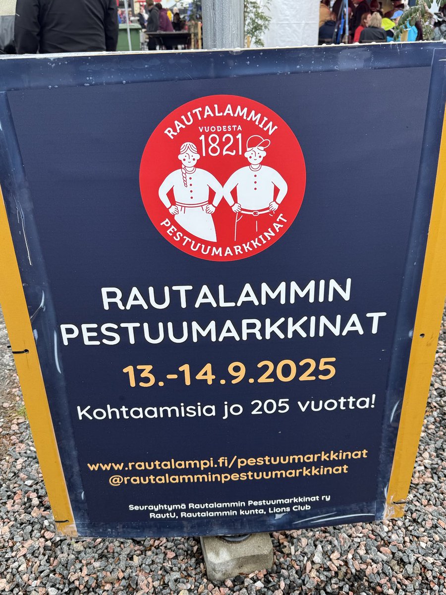 Rautalammin pestuumarkiinat, hirmuinen kansanjuhla entisessä mahtipitäjässä. Tuhansia ihmisiä taas koolla. En ostanut uutta vyötä, vaan aidot ja superlämpöiset lammasnahkahansikkaat talvea varten pidettäväksi (ja perinteisesti jonnekin hävitettäväksi, kuten joka talvi) 🍂❄️