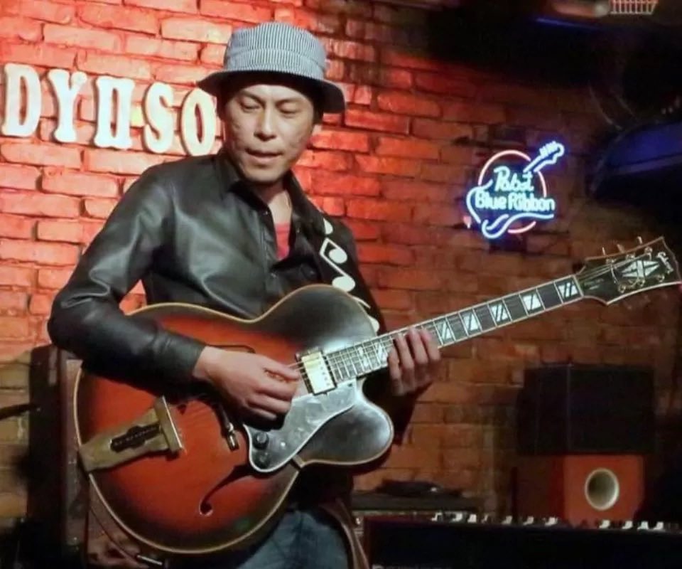 明日の雷神はライブ。

2025.9.14 (SUN)
MOTO-CROSSROADS BAND
Vo&amp;Gt MOTO-CROSSROADS
Ba TOSHIKATSU
Dr 牛島 剛

OPEN 19:00 / START 19:30
CHARGE ¥2,500（+1D）

本日もBAR営業中。
酒を楽しみに、ふらっと立ち寄ってください。
明日はブルースロックの熱い夜を雷神で。

#佐賀バー #佐賀ライブ