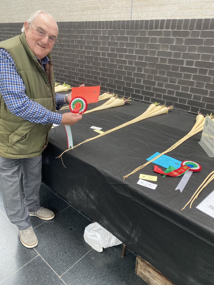 medwynsofangles's tweet photo. Happy days, won for the fourth time in a row with my parsnips at the Welsh Championships today. An excellent class to win with ten quality entries https://t.co/kO59hMqgiM