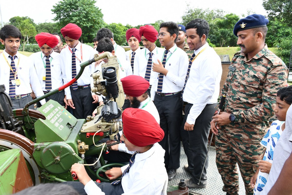 westerncomd_IA's tweet image. #1965Vijayke60Saal 🇮🇳 #DiamondJubilee #WesternCommand

The 2-day Weapons &amp;amp; Equipment Display at Tiranga Urban Park, Chandigarh, commemorating India&apos;s decisive victory in the 1965 War, concluded today.
It showcased the Indian Army’s formidable firepower, cutting-edge indigenous…
