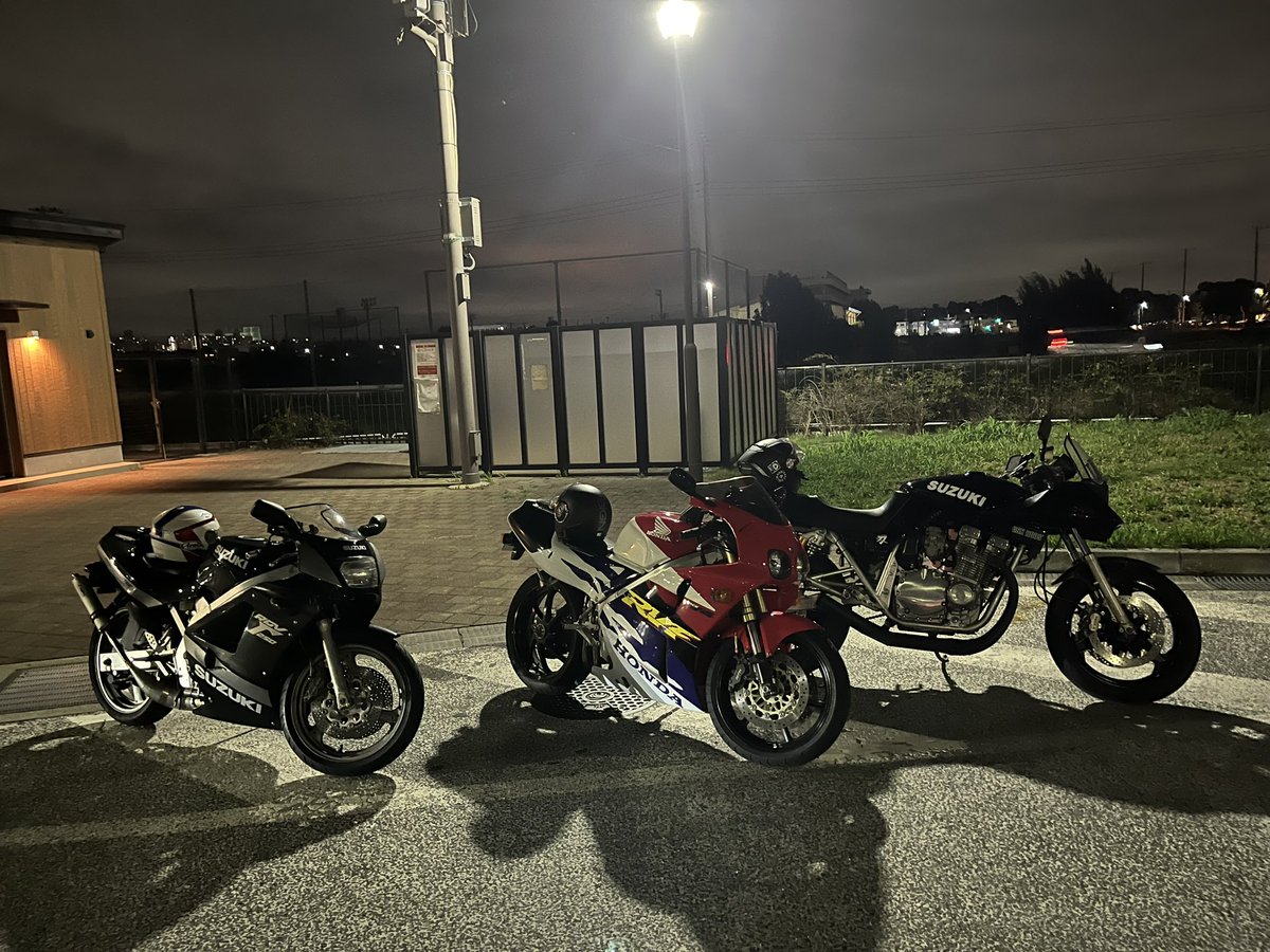 tkyn_moto's tweet photo. こんばんは。
散髪に行って、
青山のROARS ORIGINALでパンツ買って、
東雲のライコで合流。みちかわへ。
昭和のおっさん達が、
前世紀のバイクで集まって
きゃっきゃうふふ。
#gsx1100s
#rvf400
#rgvgamma250
#空冷四発
#2スト
#v4
#roarsoriginal https://t.co/YTdbKXCzA3