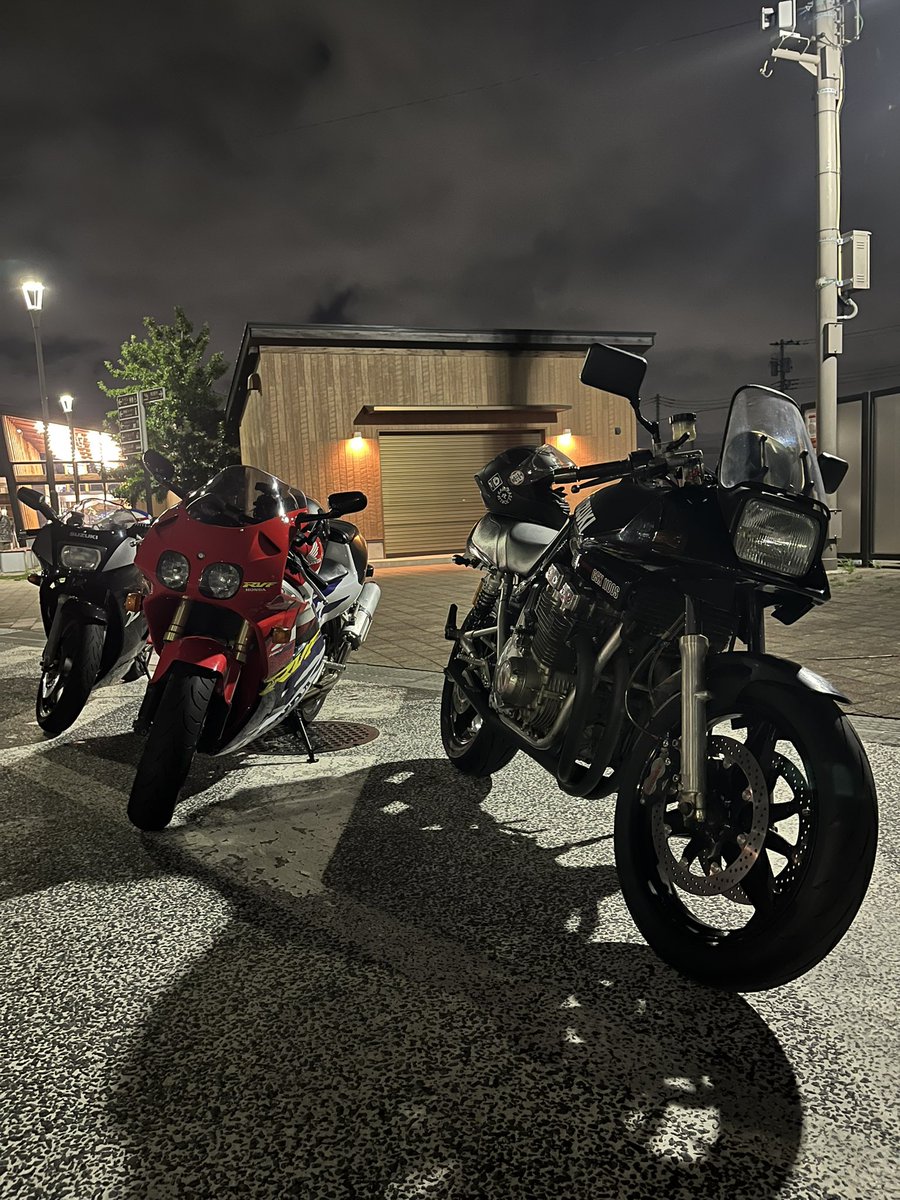 tkyn_moto's tweet photo. こんばんは。
散髪に行って、
青山のROARS ORIGINALでパンツ買って、
東雲のライコで合流。みちかわへ。
昭和のおっさん達が、
前世紀のバイクで集まって
きゃっきゃうふふ。
#gsx1100s
#rvf400
#rgvgamma250
#空冷四発
#2スト
#v4
#roarsoriginal https://t.co/YTdbKXCzA3