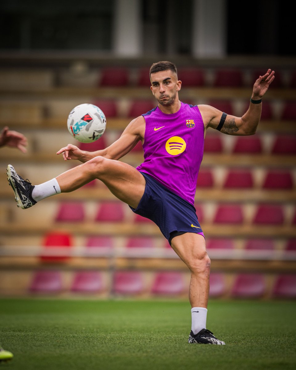 FCBarcelona's tweet image. Shark in the water. 🦈
#BarçaValencia