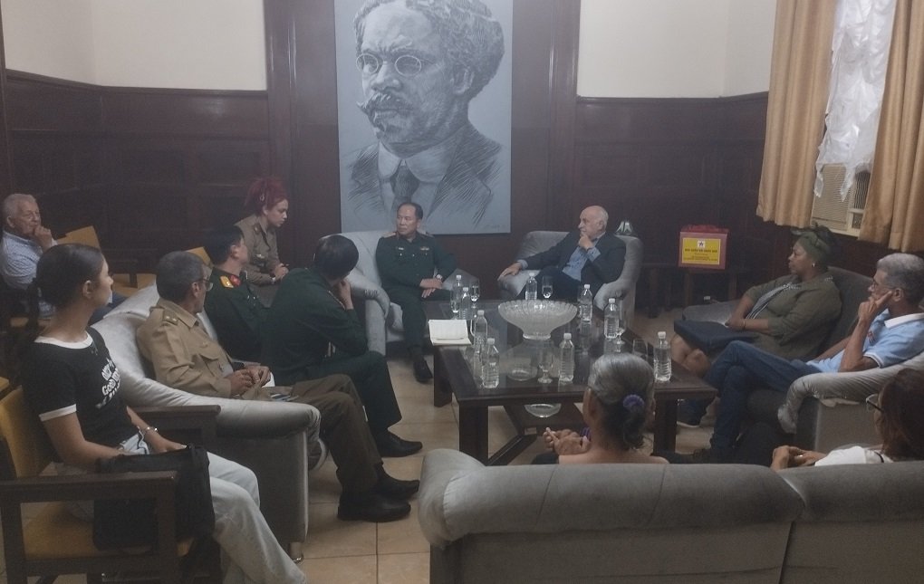 Visita Cuba delegación encabezada por el GB Doan Xuan Bo, editor en jefe del periódico Quan Doi Nhan Dan (Ejército Popular) de #Vietnam.
Recibido por el GB Marcelo Pérez, 2do. jefe de la Dirección Política de las FAR y <a href="/ronquillobello/">Ricardo Ronquillo Bello</a>, presidente de Unión de Periodistas de #Cuba.