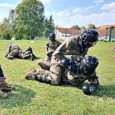 Aristipeo's tweet photo. @PEGASE83000 iL y va pour tâter du militaire... https://t.co/hwOzdodreZ