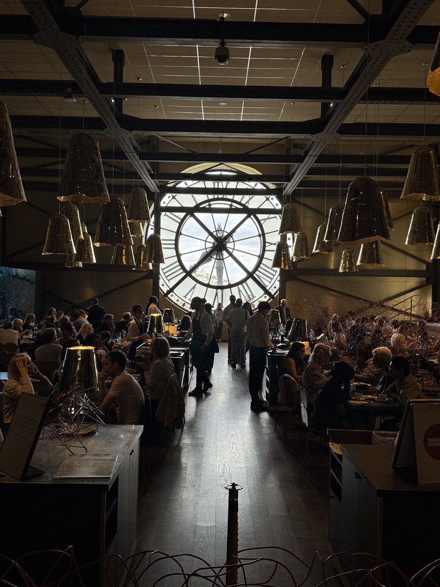 그나저나 오르쉐는 항상 스타일이 좋아 근데 사람 너무 많다 

울 와이프님은 씬나게 보시는중 난 경치나~~